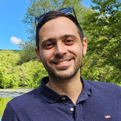 Θάνος Χαλβατζάρας